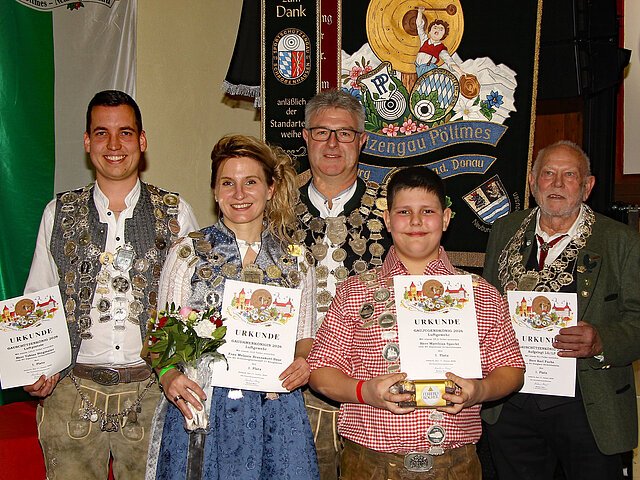 Gaukönige 2026 Gaukönige 2026 (v. l.): Gauluftpistolenkönig "Tobias Stegmaier" (Alpenrose Grimolzhausen), Gaudamenkönigin "Melanie Brzenskott-Baur" (SG 07 Klingsmoos), Gauschützenkönig "Werner Schleger" (Alpenrose Grimolzhausen), Gaujugendkönig "Matthias Specht" (Alpenrose Grimolzhausen) und Gauschützenkönig LG/LP Auflage "Karl Fuchs" (Einigkeit Heinrichsheim). -Foto: Michael Zech-