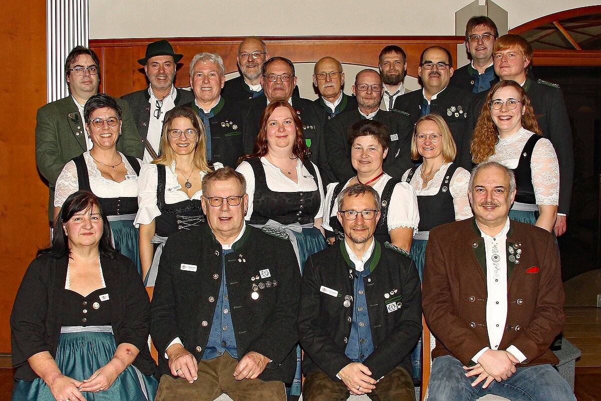 Gauvorstandschaft Der neue Gauvorstand: (vorne, v.l.) Helga Birkner, Peter Kiowski, Markus Mayr, Oliver Grahl, (mitte, v.l.) Diana Schiele, Gudrun Parente, Tanja Ellinger, Renate Glas, Simone Haschner, Maria Wenger, (hinten, v.l.) Markus Walter, Josef Sigl, Wolfgang Lang, Thomas Bauch, Michael Zech, Werner Engelhardt, Jürgen Brey (verstorben), Torsten Friedrich, Jörg Zech, Günter Koller, David Rebhan. -Foto: Michael Zech-